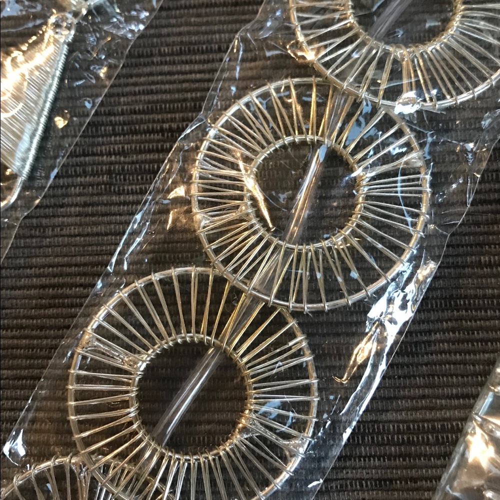 SILVER METAL WIRE DONUT & DIAMOND SHAPE PENDANTS - Picture 3 of 4